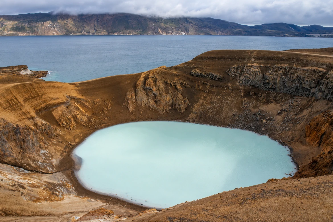 7 Crater Lakes in Iceland: Remarkable Volcanic Landscapes to See